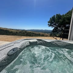 Vineyard Views | King Bed | Dog Friendly | Hot Tub