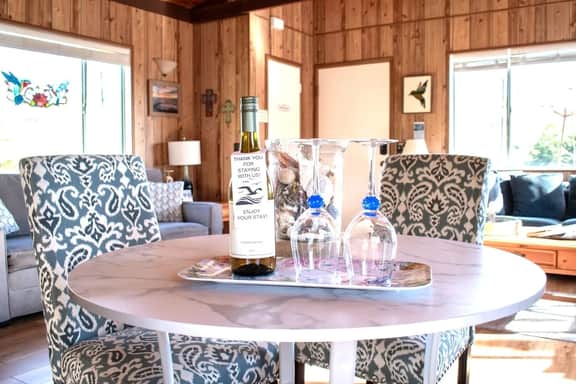 Cozy Coastal Cabin EV, fire pit King Bed - Image 4