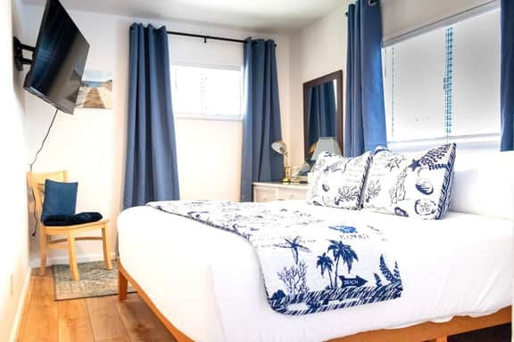 Cozy Coastal Cabin EV, fire pit King Bed - Image 5