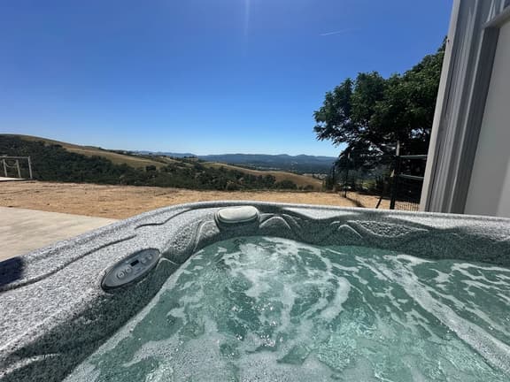 Vineyard Views | King Bed | Dog Friendly | Hot Tub - Image 1