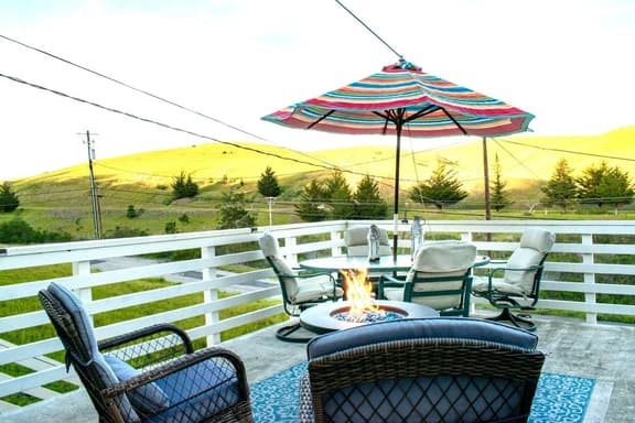Cozy Coastal Cabin EV, fire pit King Bed - Image 1